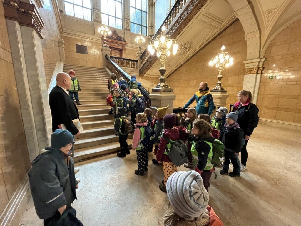 Die Waldforscher im Hamburger Rathaus! Wir stehen auf der großen Treppe.